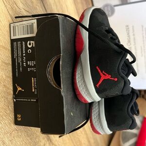 Infant Jordan b. Fly size 5c in black university red wolf grey